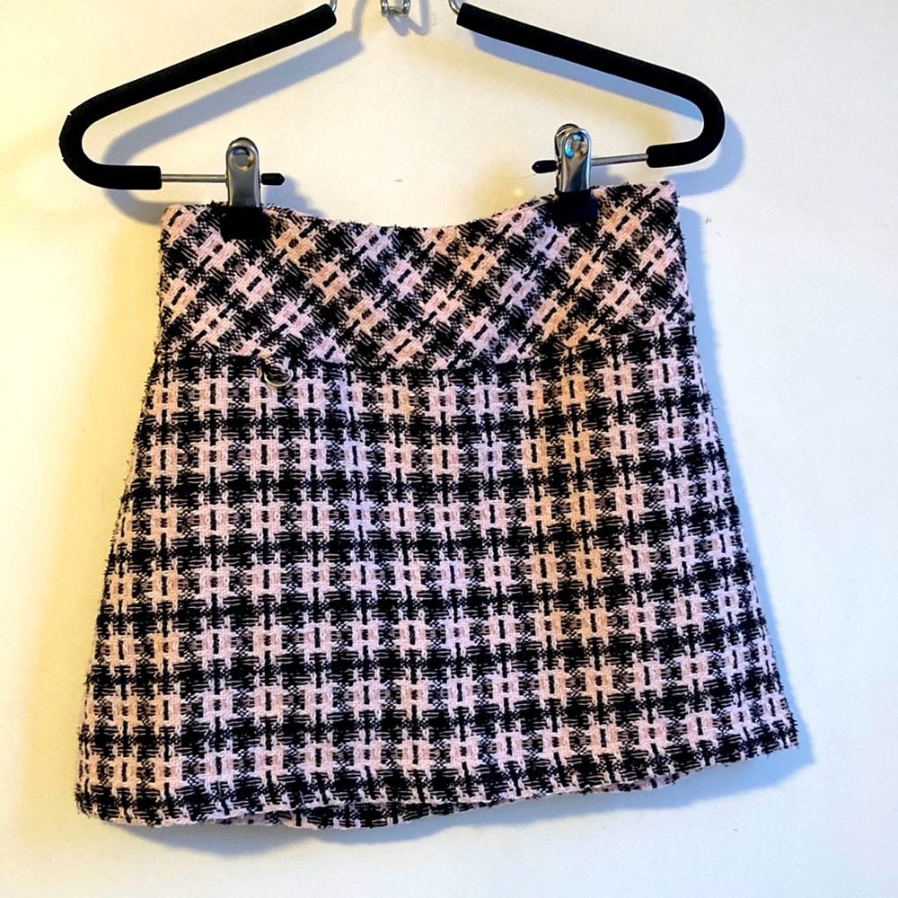Forever 21 tweed mini skirt. Black and Pink. Size M. ECU.